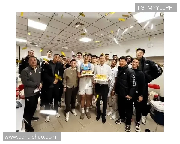 小男生手捧蛋糕欢庆生日与篮球梦想的温馨瞬间